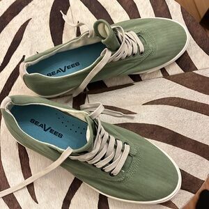 SEAVEE Sneakers mens size 11 preppy cool for school